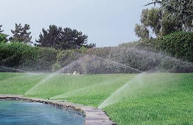 Unsere Beregnungsanlage für den Rasen bewässert optimal.