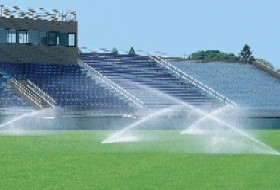 Die automatische Rasenbewässerung Fußballplatz spart Wasser