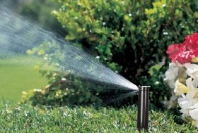 Automatische Rasenbewässerung mit Sprenger